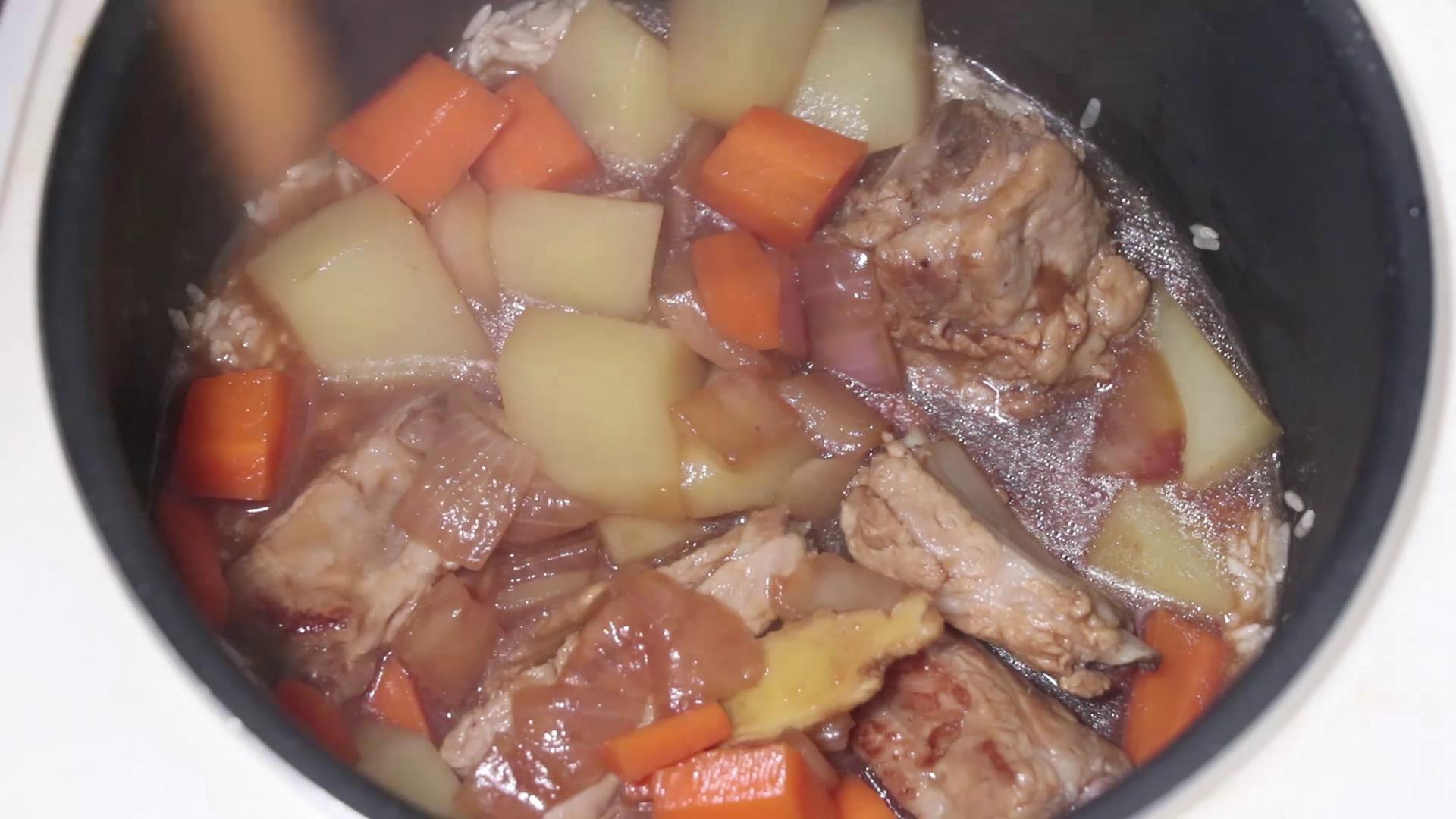 排骨焖饭加菜一锅出,排骨焖饭酱汁香辣口味