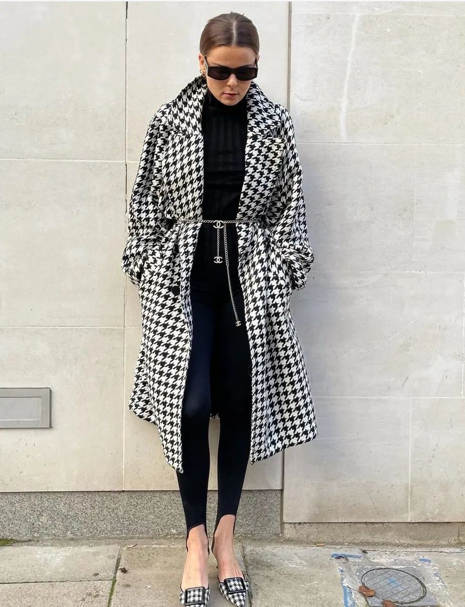 黑白格纹大衣怎么搭配好看,戴帽子黑白格纹大衣怎么搭配好看