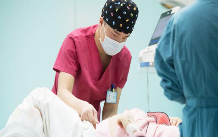 剖腹产后产妇开奶手法,产后开奶是冷敷还是热敷