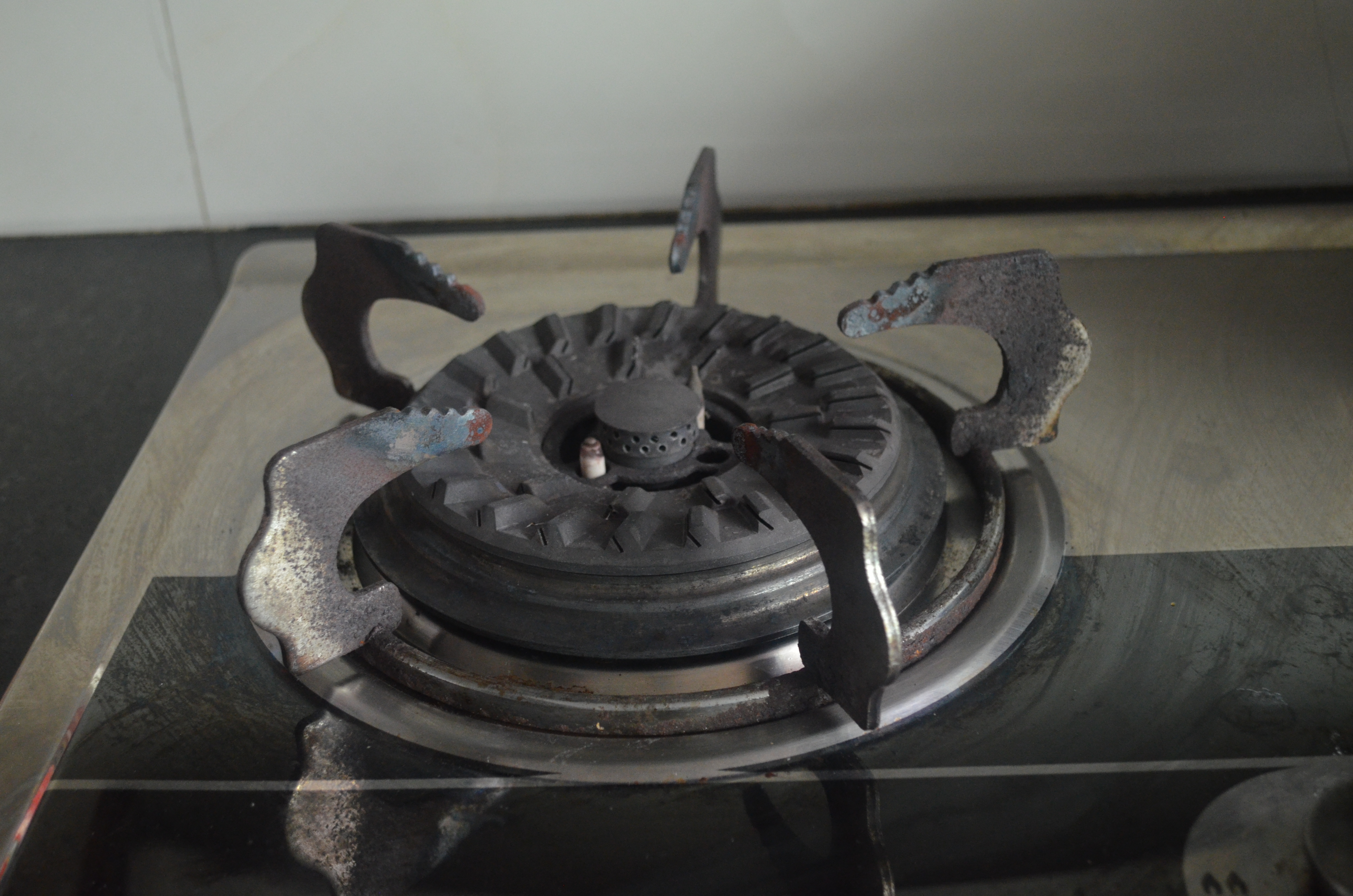 燃气灶出火不均匀怎么清理,燃气灶出火是红色怎么修理