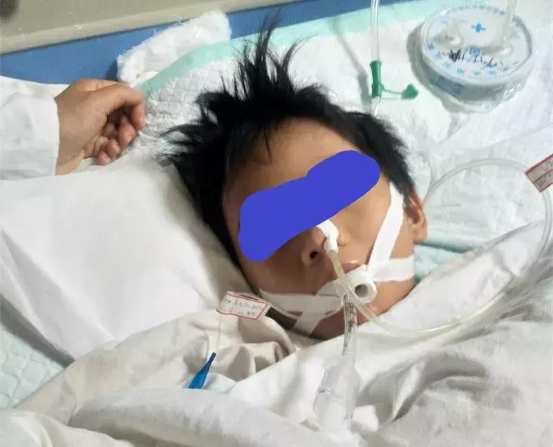 女子和孩子进家门被尾随,女童在小区被陌生男人尾随