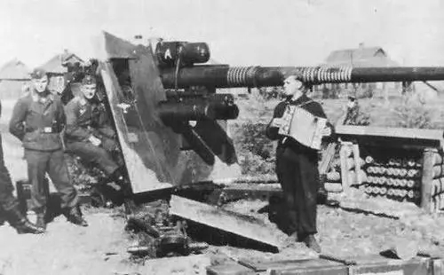 kv-2坦克单挑德国装甲师,kv2重型坦克阻击德军数十小时