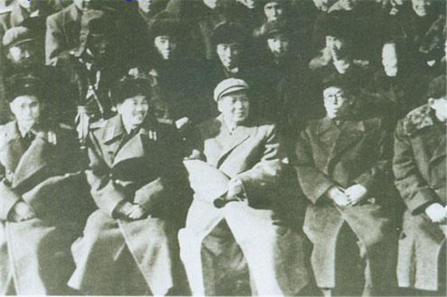 邓华缴获五箱白金龙烟,只给主席一支,主席笑笑:“财不露白”啊