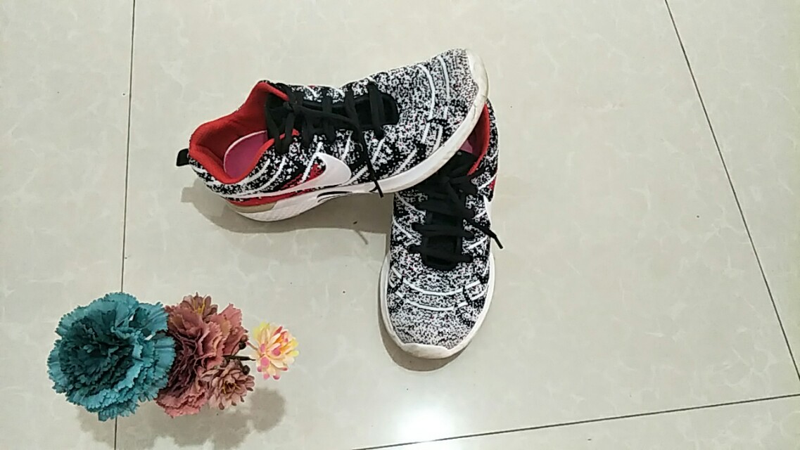 白色鞋脏了怎么清除？“它”是去污高手，一涂一擦立马恢复小白样