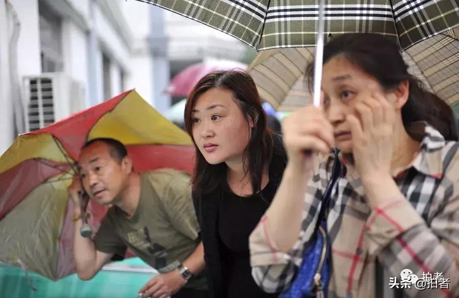 令人泪目的99张照片高考,高考家长等待图片