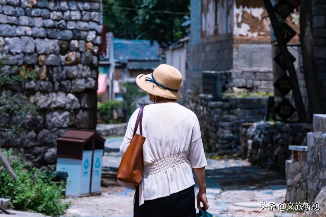 十年后再次走进朱家峪，被村里的几个摊煎饼的大妈纠缠着买煎饼