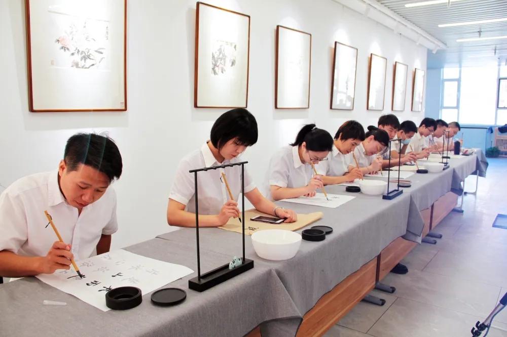 “挥毫透纸背墨香染清秋”——交城农商银行工会开展书法交流学习活动