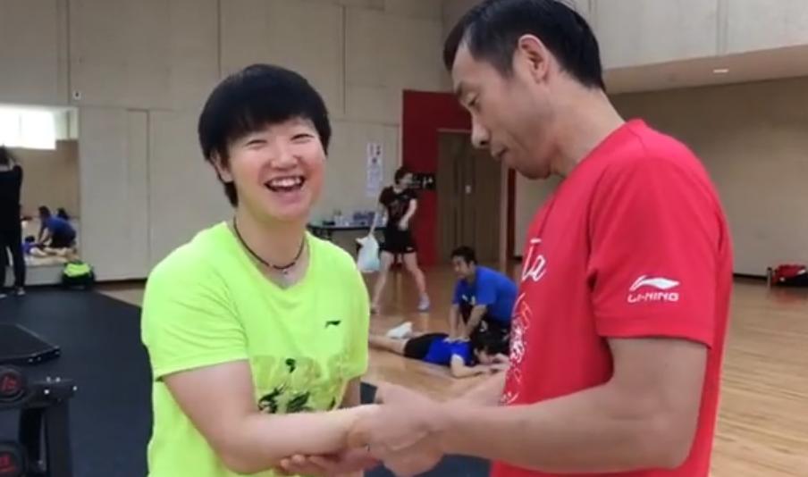 笑死了！国乒集体学英语，这帮国宝们太可爱了，尤其是莎莎