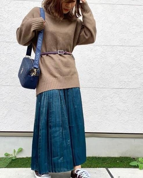 百褶裙腰粗了怎么搭,穿搭百褶裙肩宽