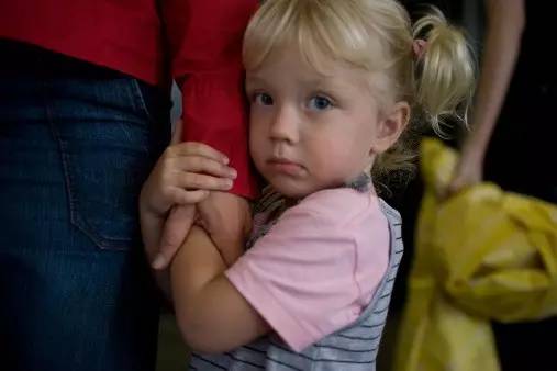 小孩说话突然结巴了是怎么回事,孩子说话有时候结巴怎么办