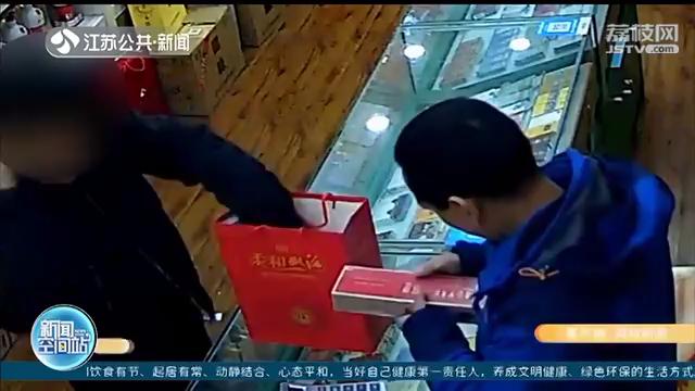 外包装是苏烟,拆开来是红河,“真皮假瓤”专坑烟酒店