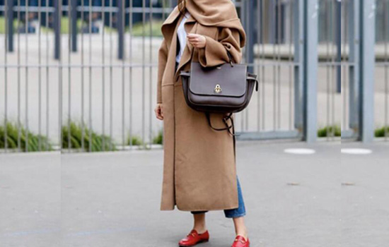 驼色大衣配驼色毛衣穿出高级感,驼色大衣搭配驼色的马丁靴