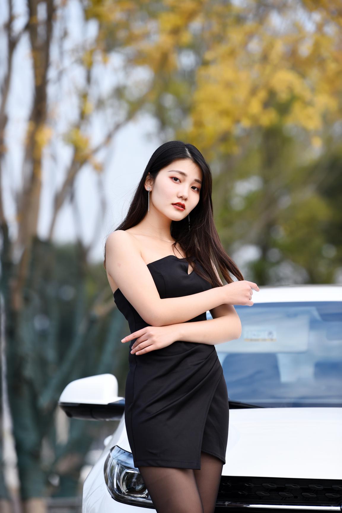 性感女神来袭，看小艾如何低档黑丝长腿的极致诱惑