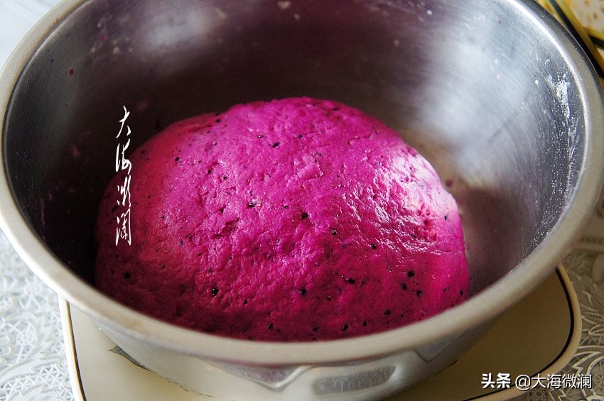 无麸质小米面粉馒头,早餐低脂牛奶和全麦馒头