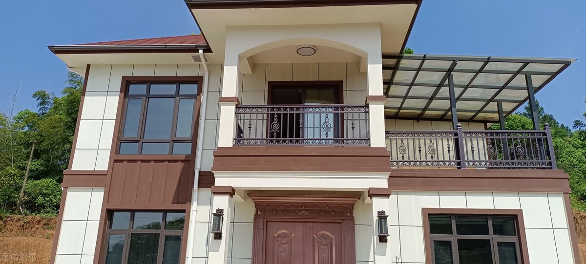 二楼阳台开裂了如何补救,农村建房阳台飘出1.5米违法吗