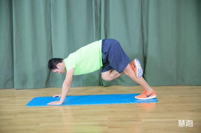 小臂拉伸细节,跳绳热身拉伸动作细节