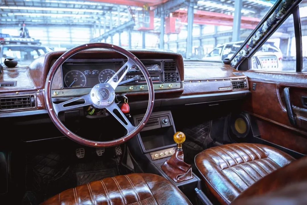 同时拥有好几辆摩托车,同时有多辆越野车