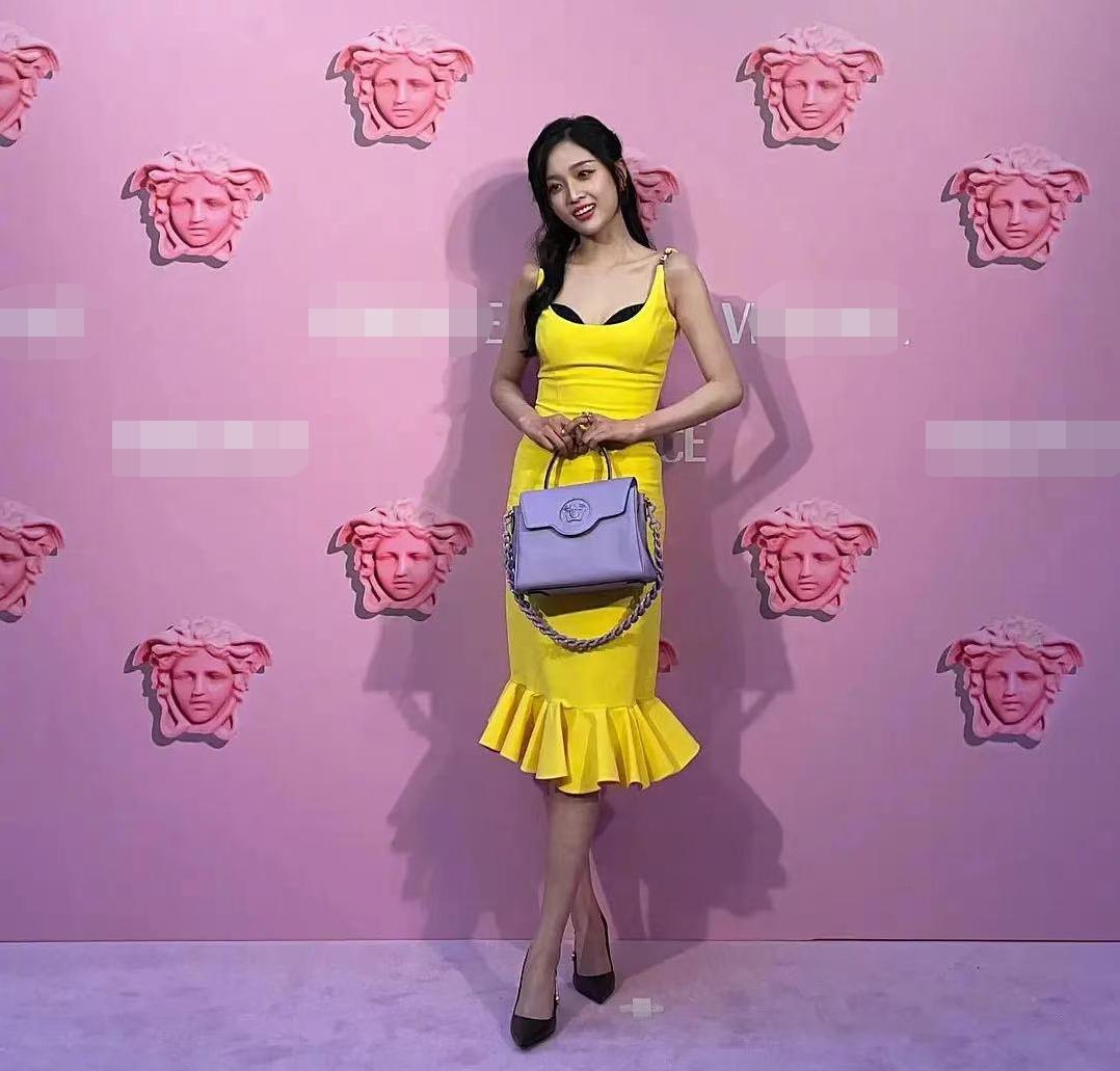 众星出席辱华品牌活动:内衣外穿被嘲雷人,宋轶短裙暴露身材缺陷