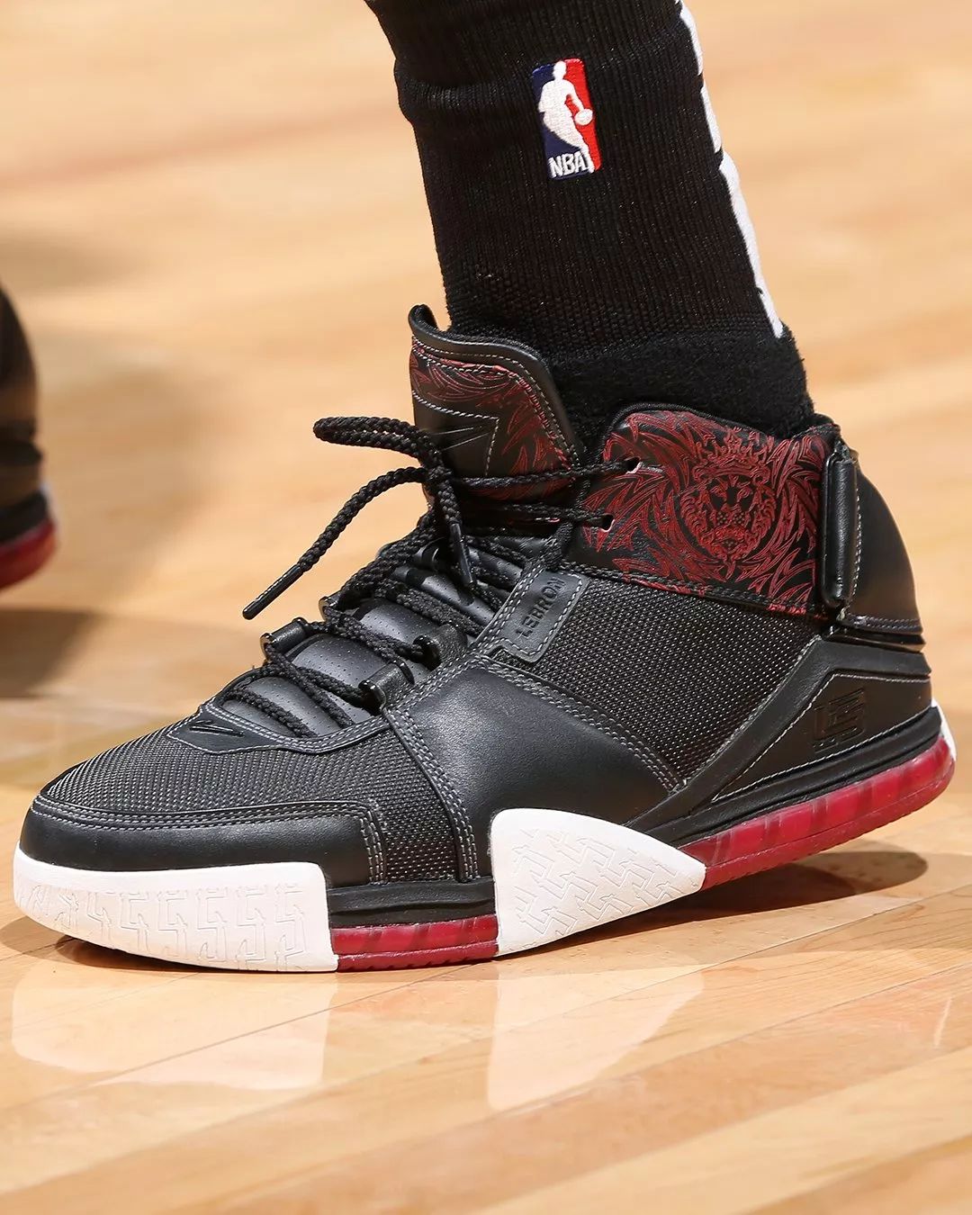 WEN赛场｜科比詹姆斯杜兰特复古战靴层出不穷你会pick哪款？