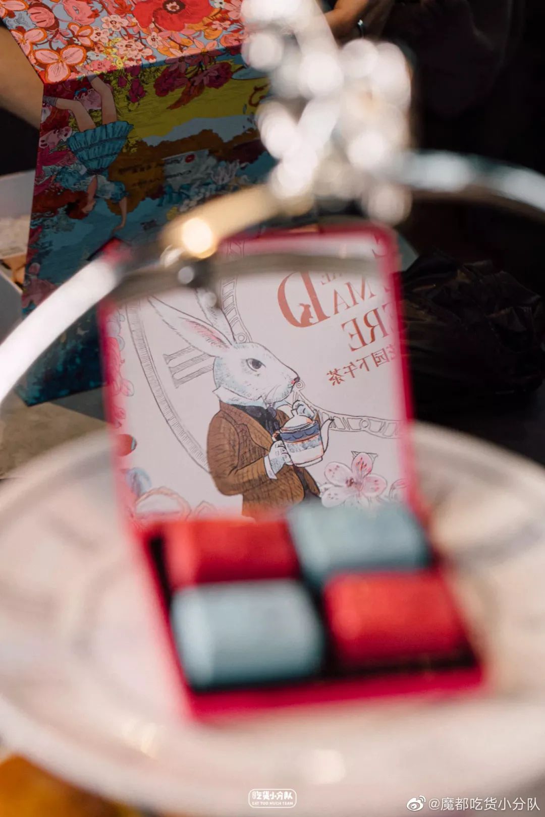 卡姿兰x必胜客的“下午茶”主题彩妆包装,梦回爱丽丝