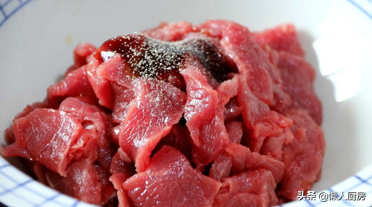 这是牛肉汤的懒人做法，肉嫩无腥味，好喝不油腻，味道香