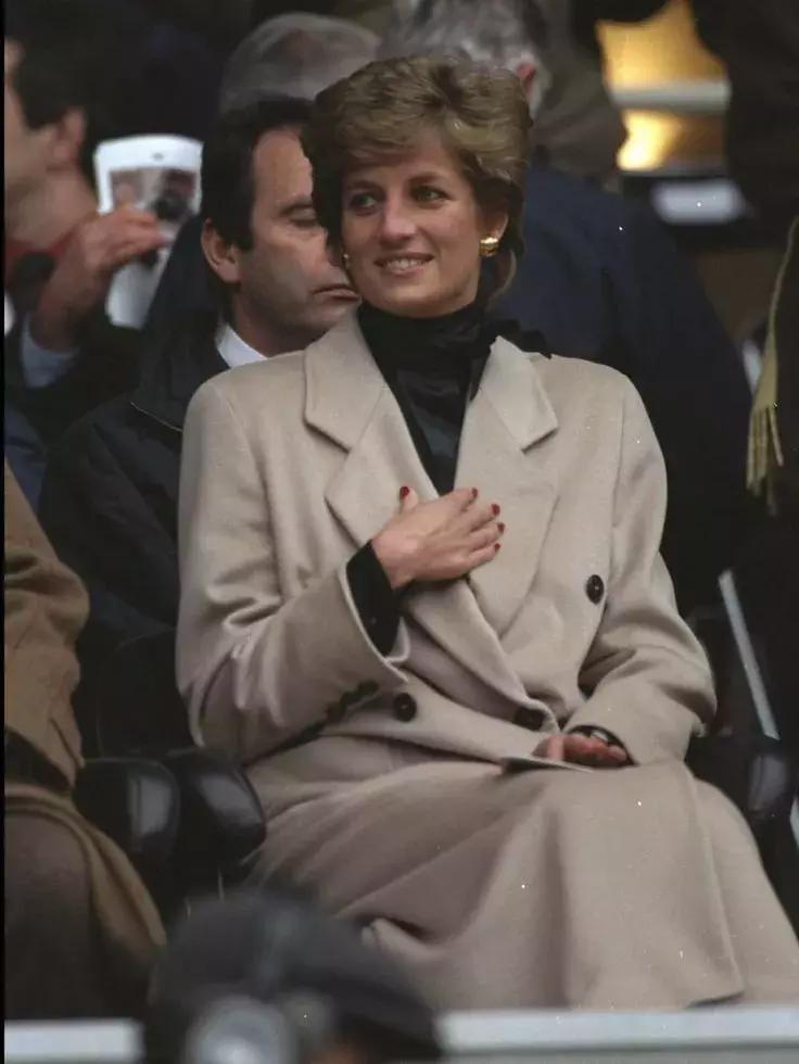 大衣＋连衣裙，你知道怎么穿好看吗？