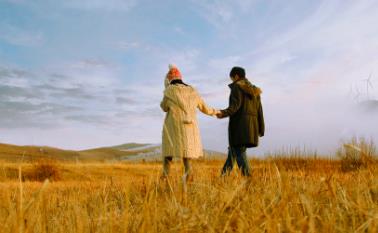 男人喜欢婚外感情的表现,男人在微信上搞婚外恋的表现