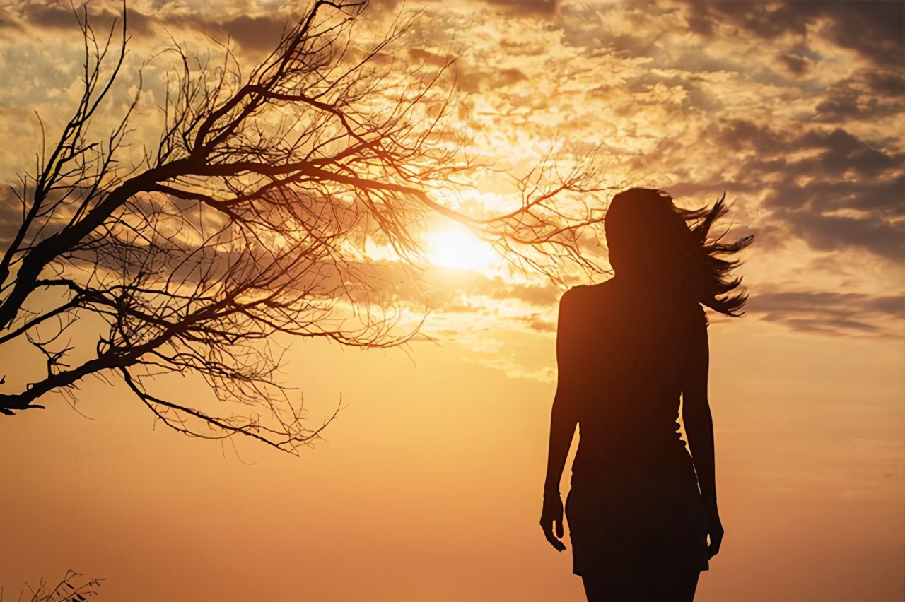 女子给前任寄洋葱哭了,分手后女子收到前男友快递