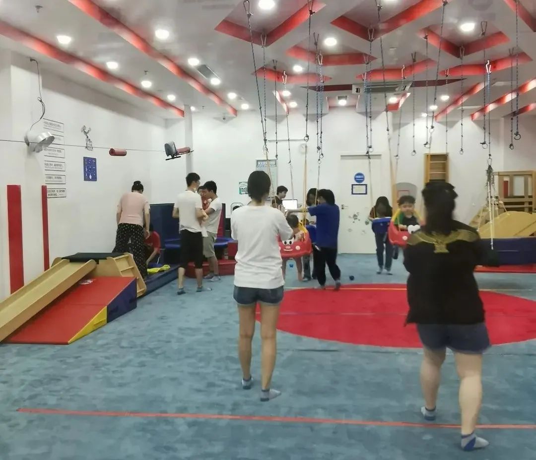 英语启蒙早教线上好还是线下,线上与线下辅导班的优缺点