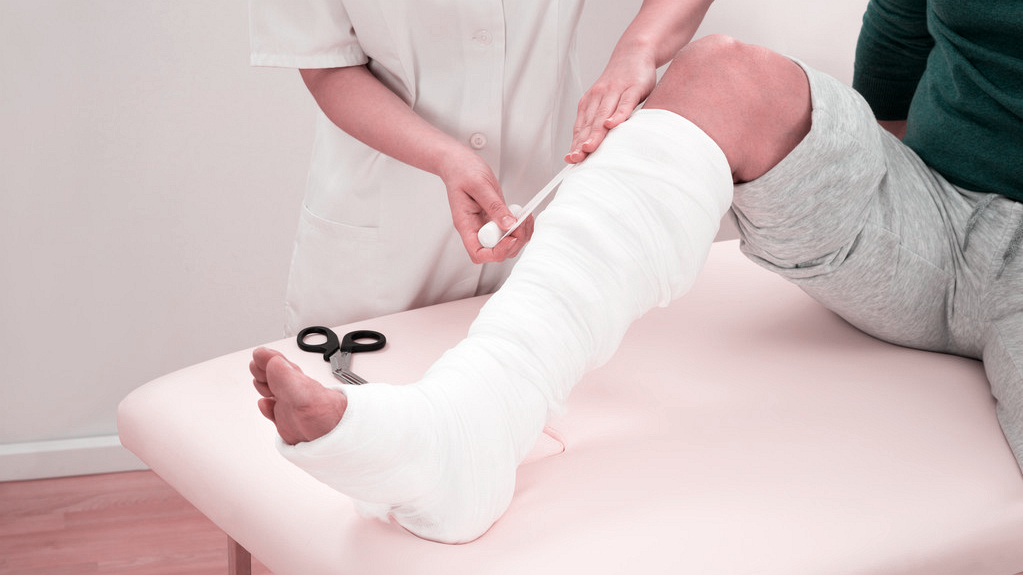 骨折能下地了多久能恢复正常走路,骨折后下地恢复要多久才正常走路