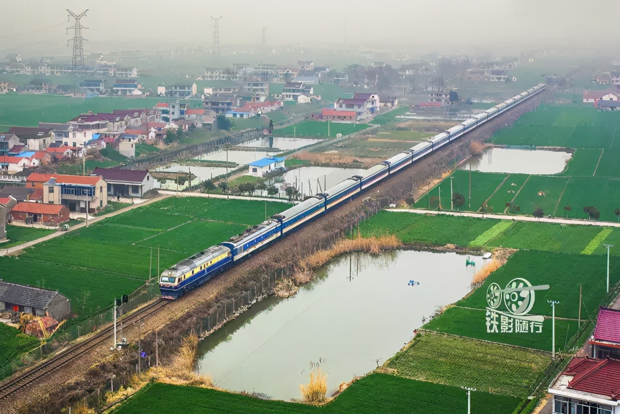 铁影车,东风11型内燃机车照片