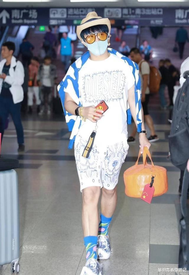 陈志朋回归低调?背3个LV包走机场,走哪都带着五星爱国手机壳