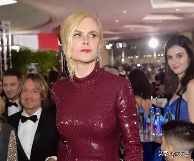 ladygaga安妮海瑟薇,安妮海瑟薇prada红毯