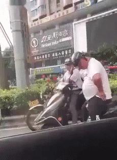 雨天开车后车镜有水咋办,开车雨刷坏了怎么处理