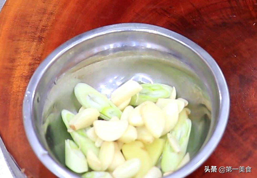 能吃鸡翅的家常做法,这样做的鸡翅软烂入味又好吃