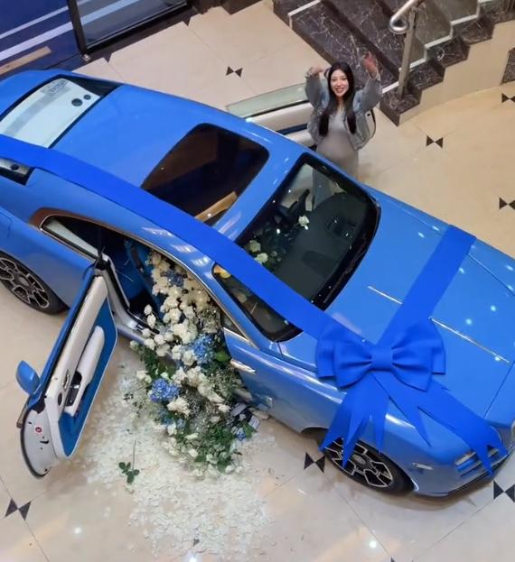 小猪晒兜儿送的豪车时，被质问“会不会三婚”，他的回答暗含深意