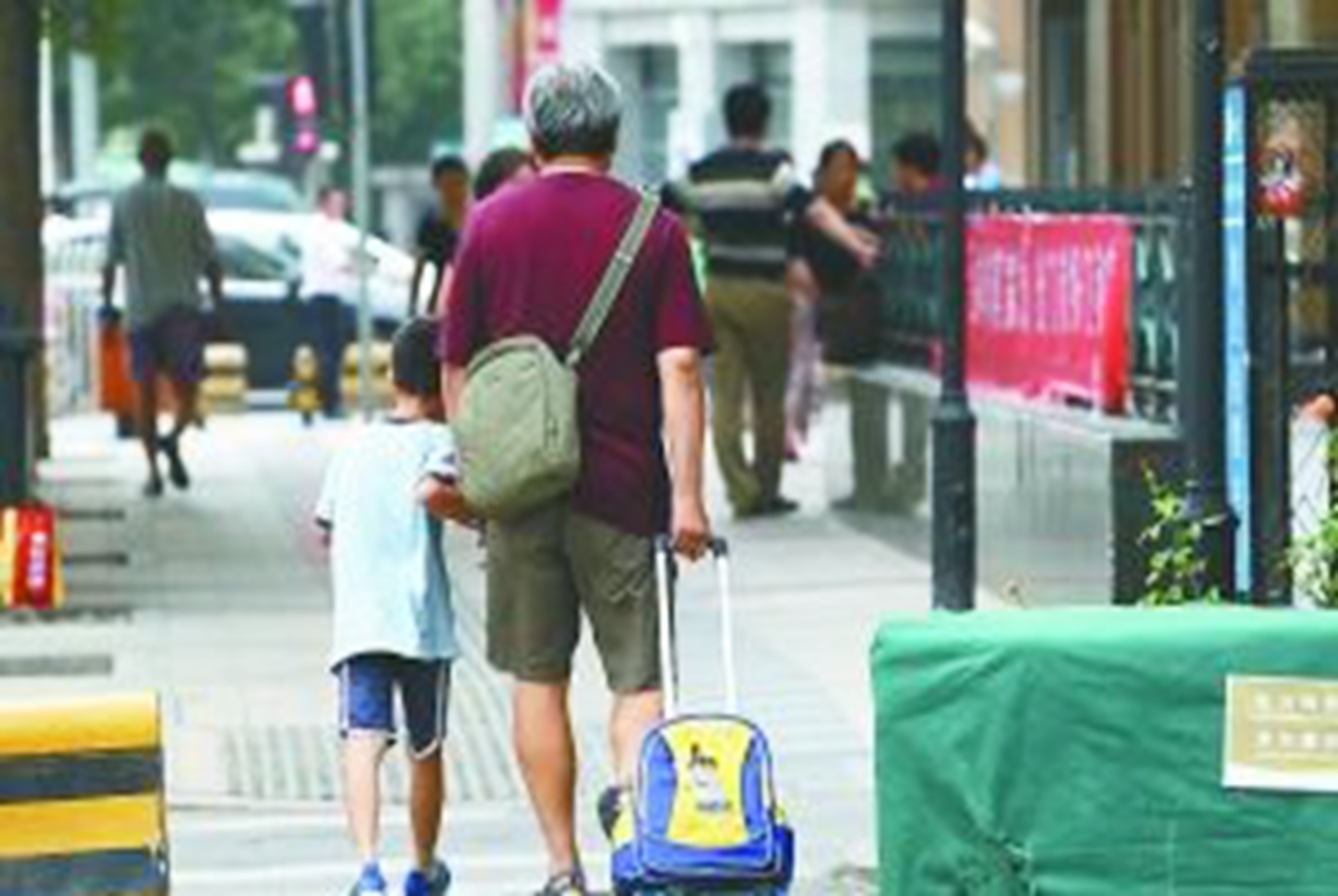 新型啃老悄然兴起家长却浑然不知,新型啃老父母以为孩子还很孝顺