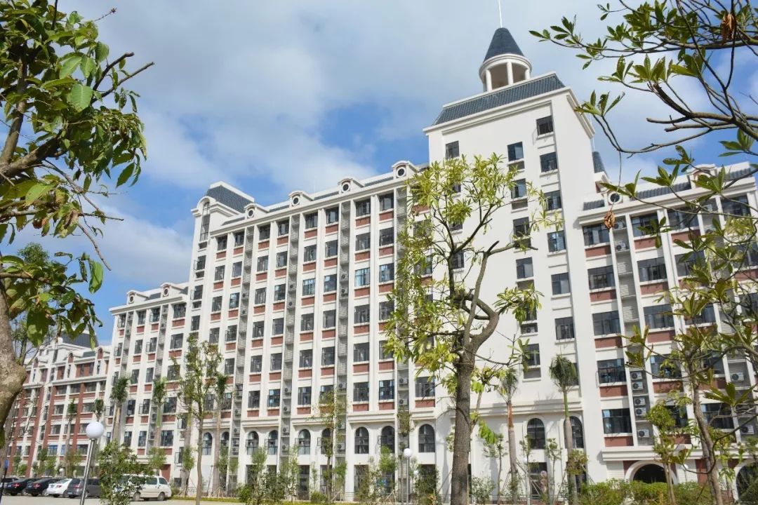 华立中英文学校是不是贵族学校,华立中英文学校升学