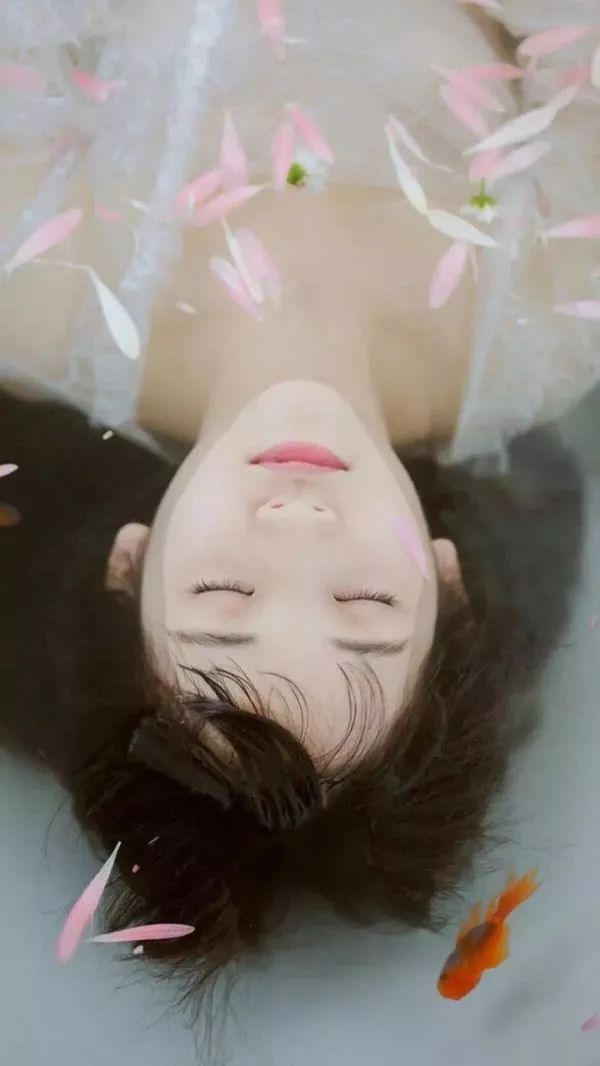 心碎到窒息的古风句子伤感,心疼到让人窒息心碎的句子