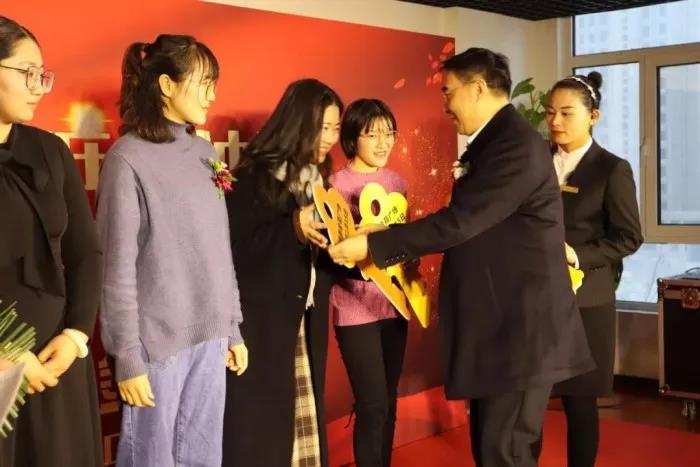 教师待遇一月工资多少,教师薪资待遇一年