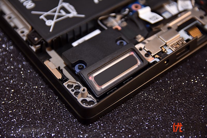 荣耀猎人v700风谷式散热,荣耀猎人游戏本v700i5款测评