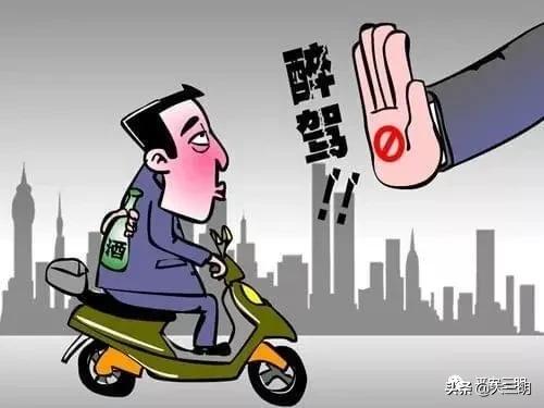 骑车把颈椎撞折了,男子摔断颈椎