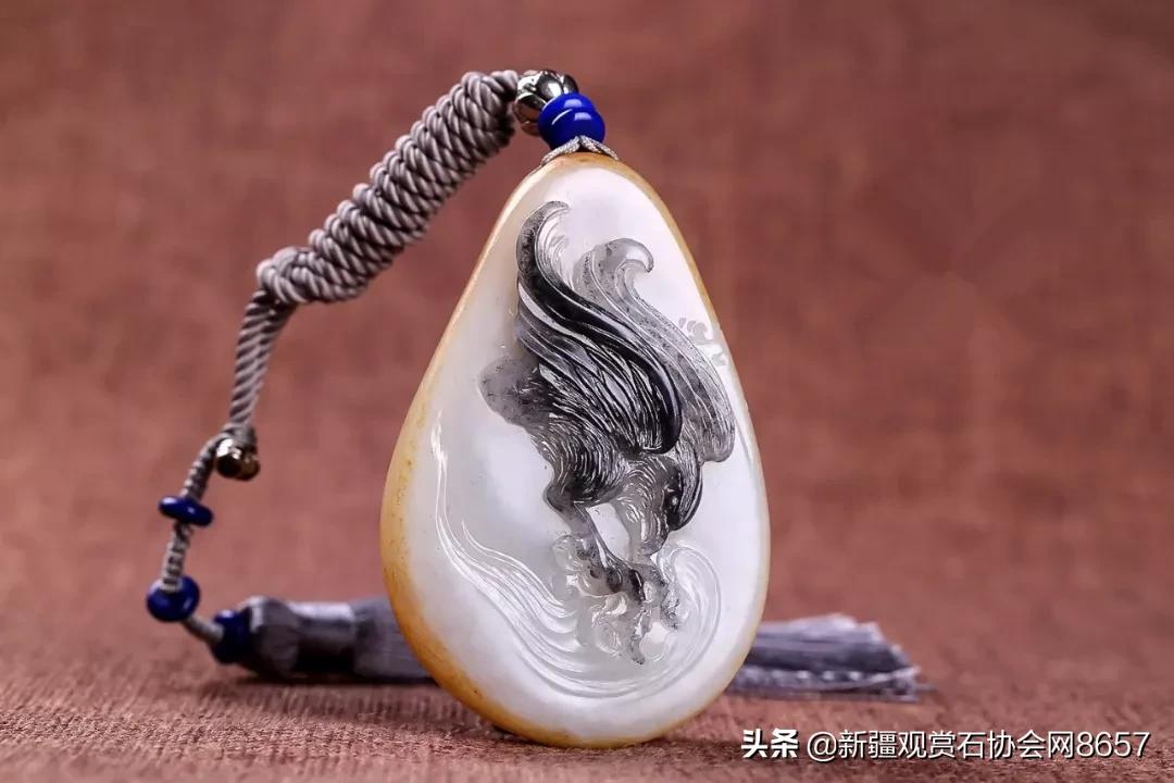 青花墨玉的意境美,青花玉有荧光点