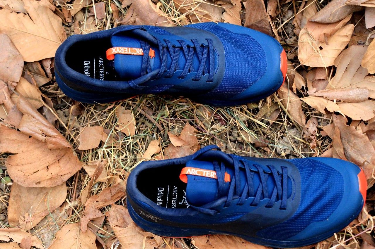 公认脚感最好的户外鞋始祖鸟,始祖鸟越野跑鞋高帮灰色