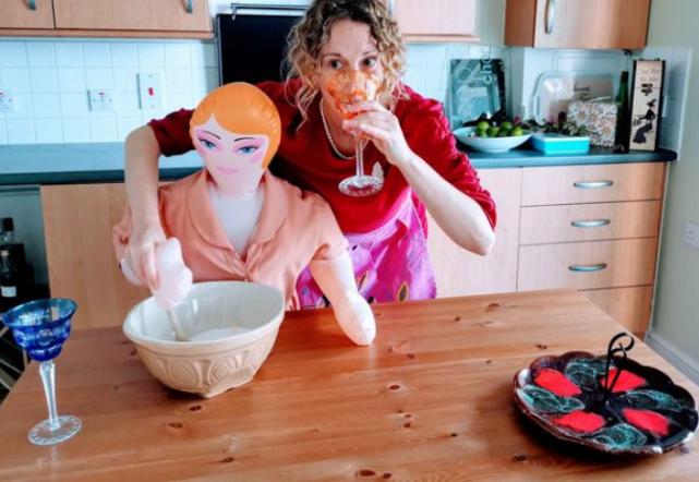 英国女子与漏气的*气娃充**娃，寸步不离做伴，称：第一眼就吸引了我