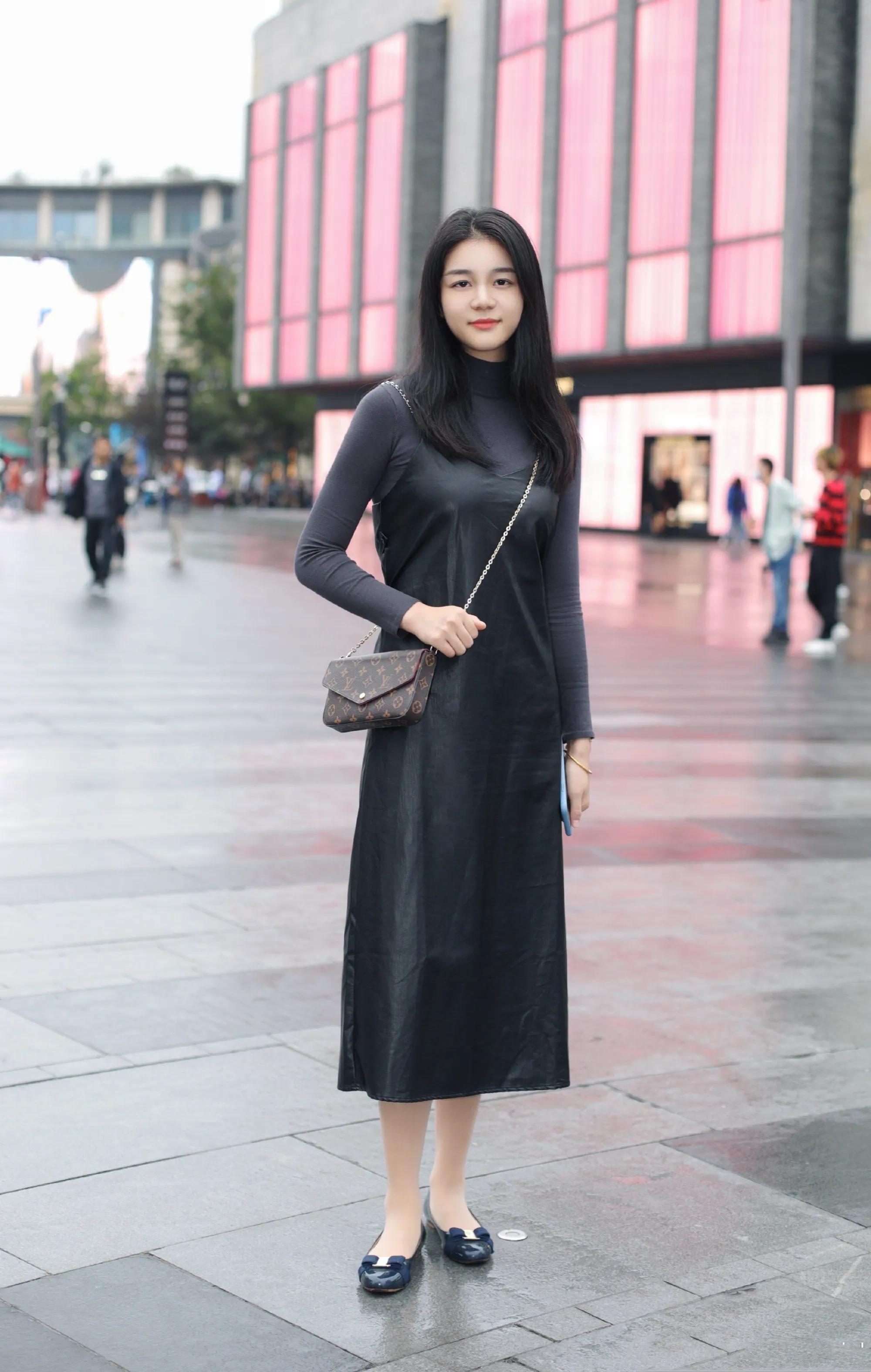 最近流行的街头大牌包包街拍,看包包推荐品牌