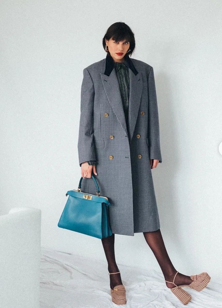黑白格纹大衣怎么搭配好看,戴帽子黑白格纹大衣怎么搭配好看