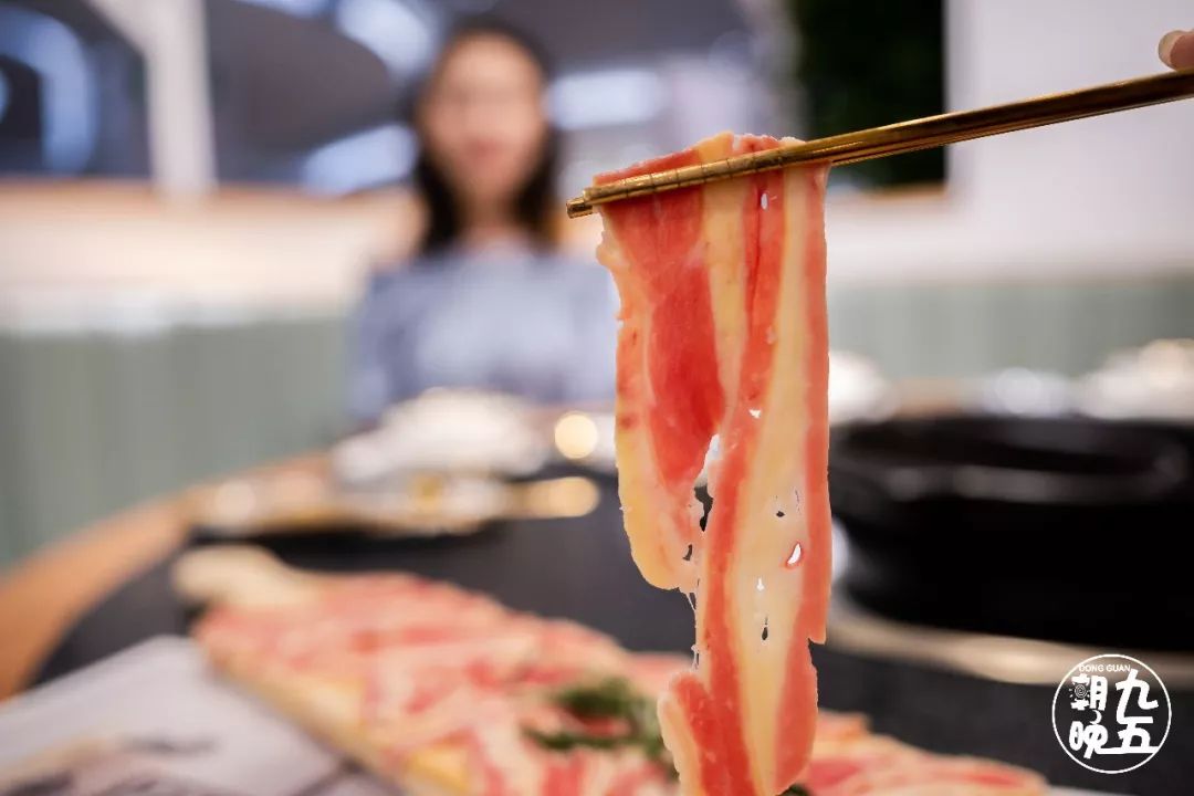 东莞首家火锅+烤肉一体涮就在万江家汇城，几百人排队等着吃