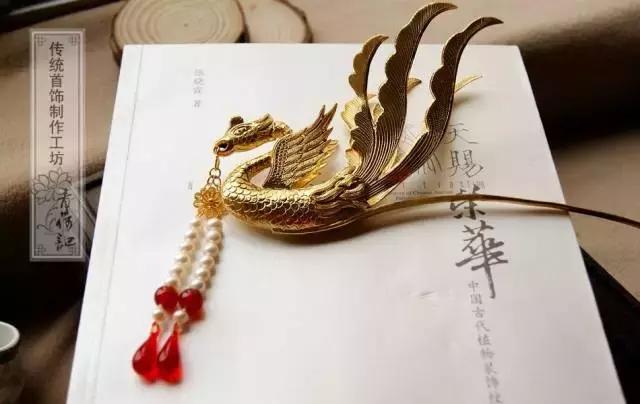 她用传承四千年的錾花技术，复原了红楼首饰