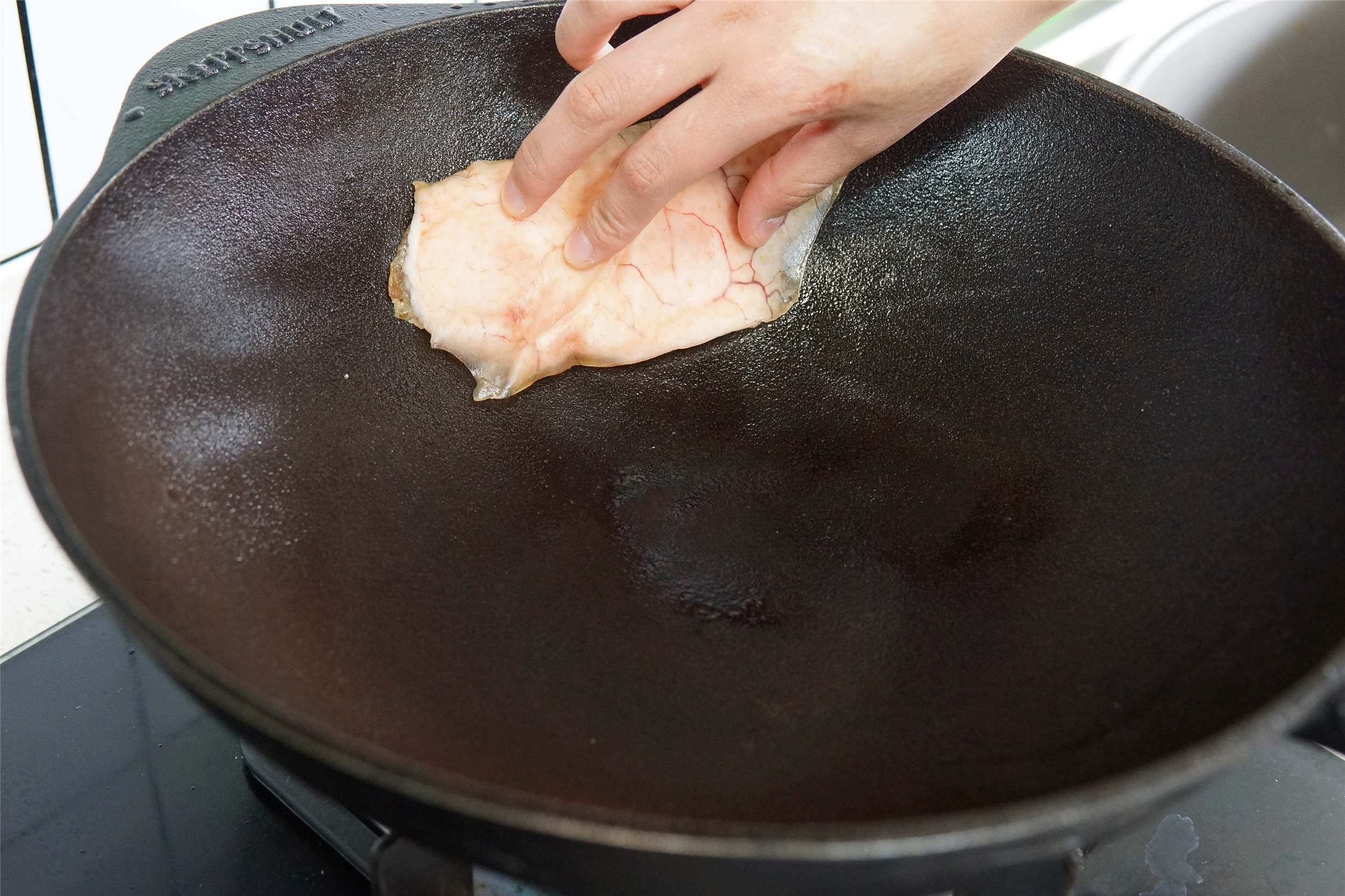 铁锅买回来怎么搞不生锈,铁锅买来如何开锅不生锈